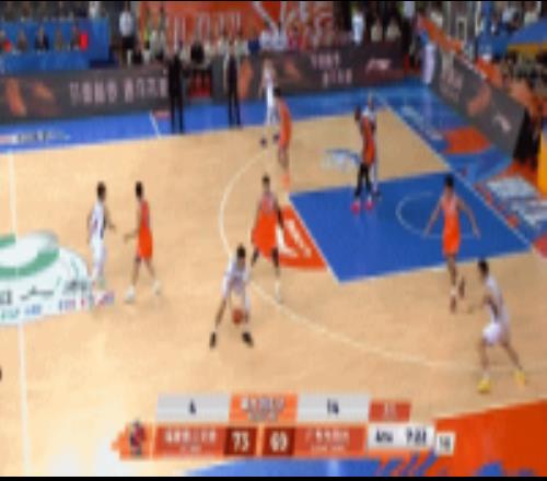 無意之舉！薩林杰被吹走步后隨手扔球砸到裁判舉手示意依然被吹T