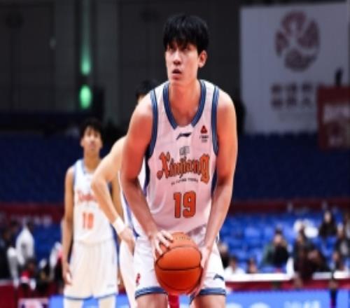 打得可以！曲笑宇替补10中7高效拿下17分5板1助1帽