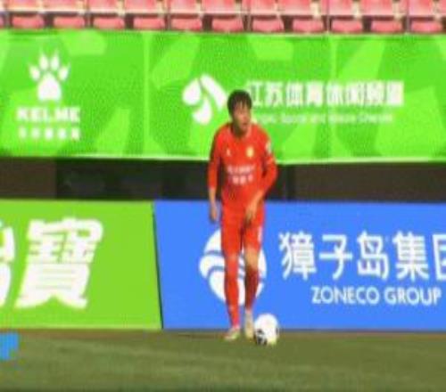 中乙抽象烏龍！大連英博B隊小將頭球解圍變吊射越過出擊門將入網