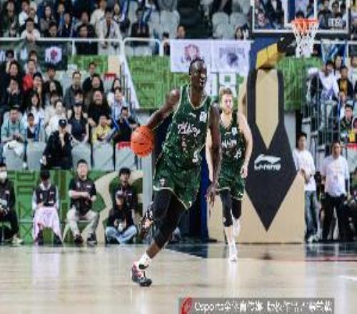 就靠俩外援撑着！卡特莱特和马温半场合砍33分同曦全队半场45分