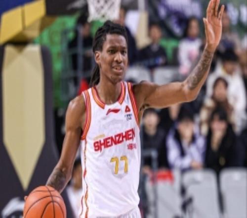 奔著三雙去！深圳外援史密斯打滿半場14中7砍下17分7板7助