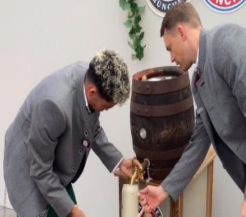 拜仁社媒晒诺伊尔、迪亚斯接啤酒视频：为德国啤酒节干杯！