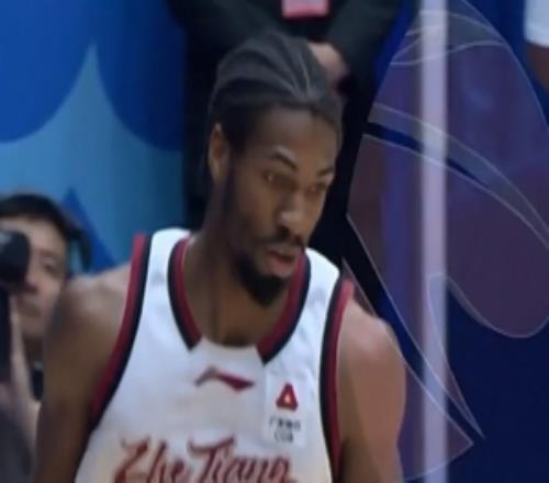 鹰击长空！兰道夫一步过掉防守人单臂劈扣打停四川