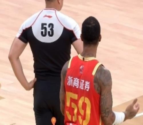 还是吃T了！塔克被犯规后疑似扔球及时收手随后抱怨判罚吃T