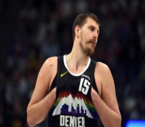 記者：約基奇攻防都被戈貝爾壓制打成這樣完全是災(zāi)難