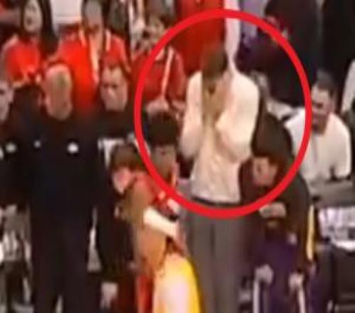 比自己上場(chǎng)還緊張！最后時(shí)刻?hào)|契奇壓力爆表緊張的不知該把手放哪