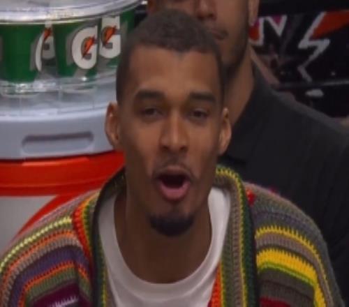 少林?jǐn)?shù)學(xué)文班亞馬坐場(chǎng)邊喊話開拓者球員：你們本應(yīng)該04落后