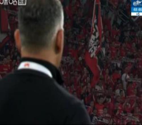 浙江半場03蓉城，導(dǎo)播把鏡頭分別給到哥哥羅斯和弟弟約翰