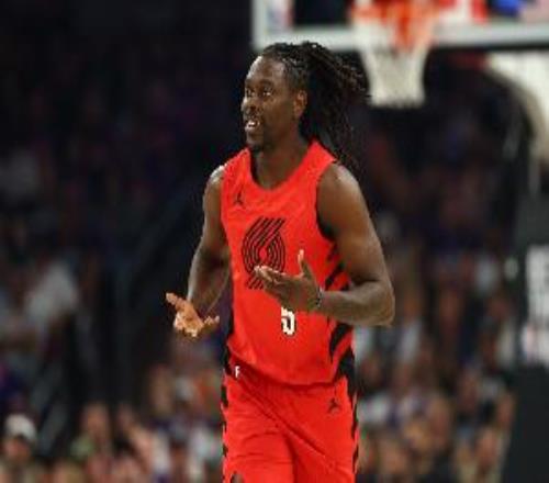 進攻無敵啊！霍勒迪半場10中7砍下17分3板1助1斷次節(jié)連中三分球