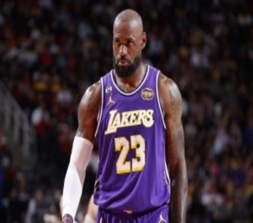 媒体人：有詹姆斯在队里湖人展现出来的精神风貌和火箭天壤之别