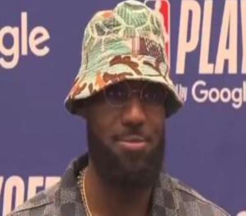 45分鐘累壞了！詹姆斯采訪結(jié)束費勁起身大喊：啊直接逗笑記者