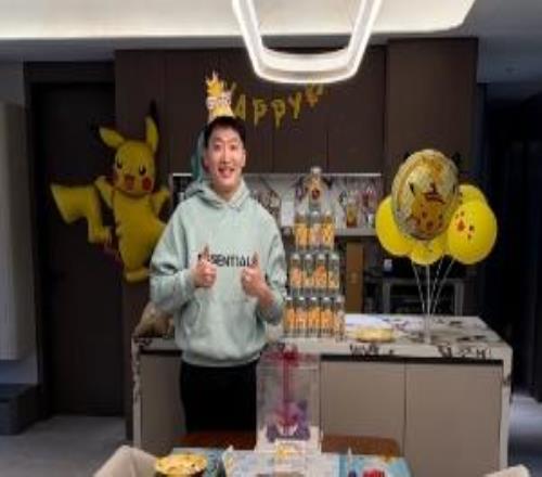 余霜為管澤元準(zhǔn)備生日驚喜：親手制作寶可夢蛋糕+手織玩偶