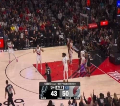 双脚都离地了！卡斯尔起跳落地裁判没吹开拓者目送后者突破扣篮