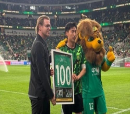 恭喜！國(guó)安vs津門虎賽前，馬永明為曹永競(jìng)頒發(fā)國(guó)安百場(chǎng)紀(jì)念球衣