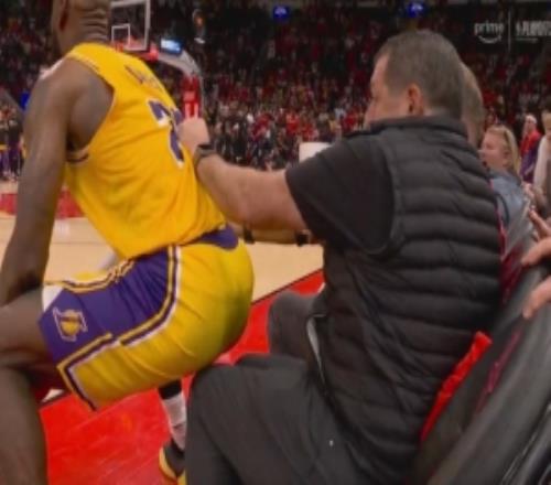 這你受得了嗎詹姆斯飛身救球后臀部久久對著場邊男球迷