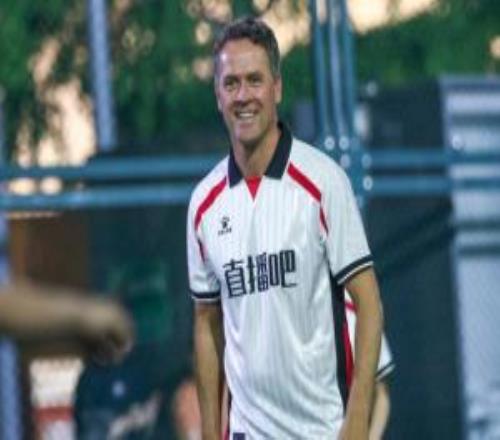 歐文亮相直播吧球友會身披直播吧球衣與中國少年、從業(yè)者切磋