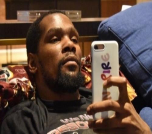 美媒调侃杜兰特此时应上小号发文“我早知没有KD火箭赢不了”