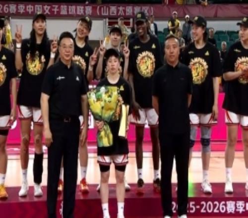 實(shí)至名歸！李緣末節(jié)屢次命中關(guān)鍵三分最終喜提FMVP&接受頒獎(jiǎng)！