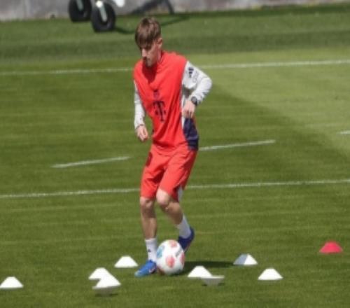 德媒：18歲卡爾訓(xùn)練恢復(fù)情況良好，有望在客戰(zhàn)巴黎時復(fù)出