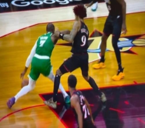杰倫布朗伸胳膊被吹罰進攻犯規(guī)！綠軍隊記：這要是SGA就不會吹