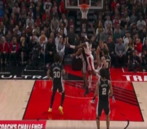 福克斯和格蘭特拼搶球出界&吹馬刺球權開拓者挑戰成功拿回球權