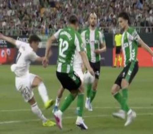 又是争议布拉欣迪亚斯禁区打门，贝蒂斯疑似手球犯规未判点球