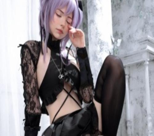 礙事梨體模COS妮姬新裝！薄款黑絲美腿太頂了