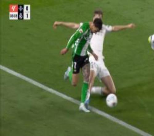 赫伊森飞铲安东尼染黄后者痛苦倒地，赫伊森还比了个哭哭的动作