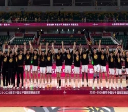 難掩激動(dòng)喜悅之情！四川女籃登領(lǐng)獎(jiǎng)臺(tái)接受冠軍頒獎(jiǎng)全隊(duì)瘋狂慶祝