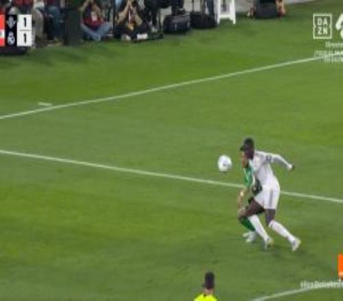 皇馬遭絕平前漏吹犯規(guī)判罰分析機(jī)構(gòu)：安東尼拽門迪手臂明顯犯規(guī)