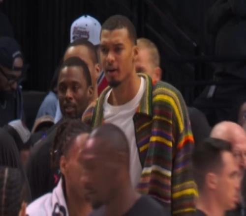 文班怒吼慶祝！哈珀二次進攻打中馬刺轟出163追到2分打停開拓者