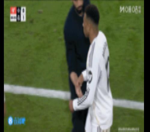 傷了姆巴佩突然做手勢請求被換下，貢薩洛加西亞替補登場