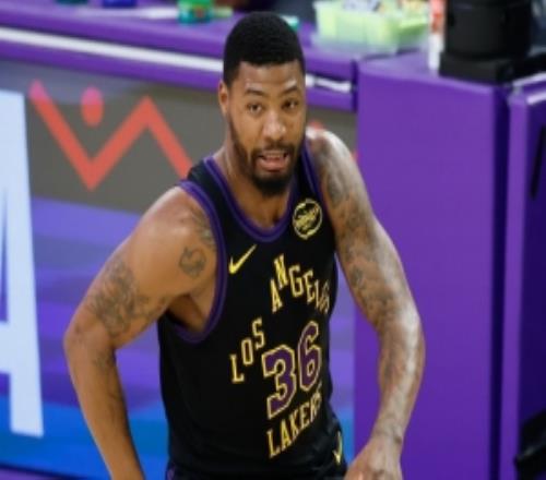 斯瑪特季后賽單場至少20分10助5斷2帽自1991年的喬丹后首人