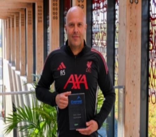 官方：斯洛特獲得英格蘭聯(lián)賽教練協(xié)會頒發(fā)的周最佳表現(xiàn)獎