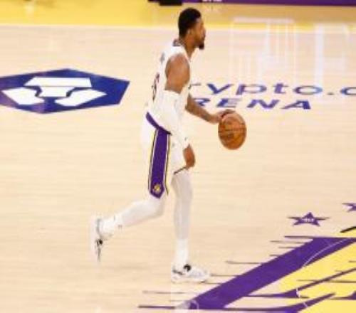 斯玛特系列赛场均20.3分8.3助3.7断1.7帽抢断+盖帽数领跑联盟