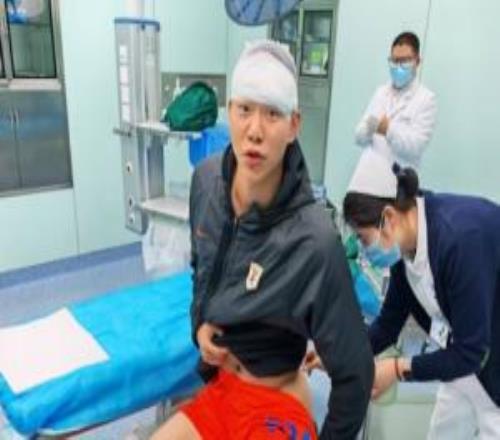 10分鐘遭兩連擊！泰山小將彭逸翔曬傷口：壓根不是踢球吃了一肘