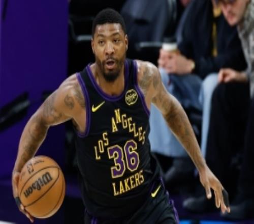 斯瑪特：自從我來(lái)到湖人就一直與大家交流必須在場(chǎng)上傾盡全力