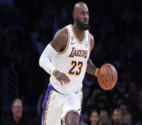 詹姆斯谈绝平三分：我的队友们信任我我很庆幸自己还能做到这些
