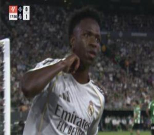 馬卡：維尼修斯遭貝蒂斯球迷狂噓，進球后指耳朵回擊+親皇馬隊徽