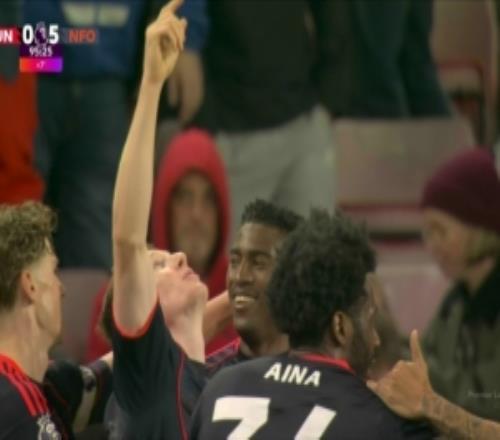 太陽報：埃利奧特安德森進(jìn)球后雙手指天，悼念離世的母親