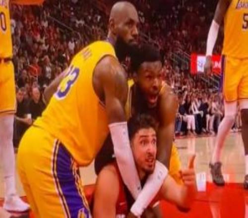 形似全家福！詹姆斯&布朗尼手臂交叉“摟”申京腦袋三人表情精彩