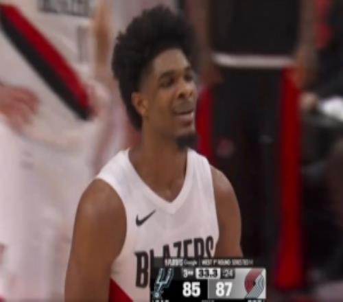 興奮過頭來個21！亨德森扭身上籃打破得分荒隨后怒吼被吹技犯