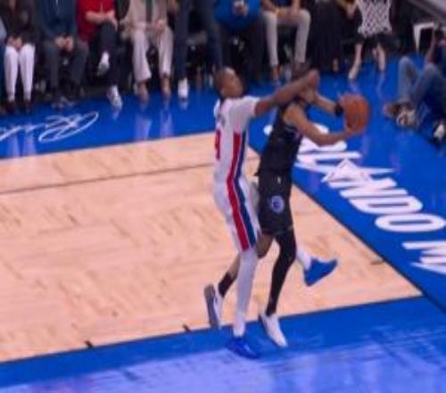 全員惡漢！奧薩爾身后追防一巴掌打布萊克頭上直接升級一級惡意