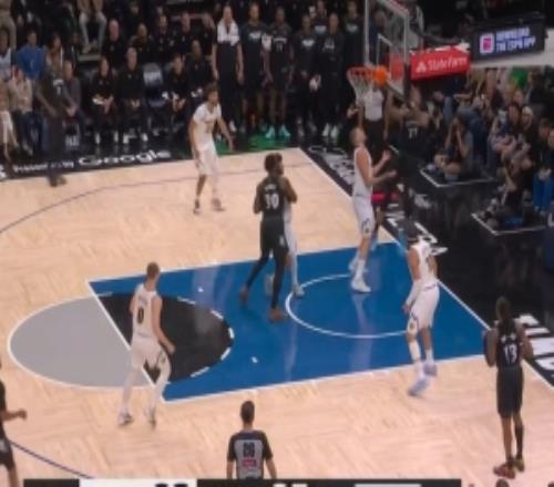 倒反天罡！戈貝爾被逼到負(fù)角度出手造成約基奇犯規(guī)裁判沒給罰球