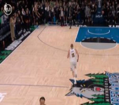 從后場追著要干麥丹！媒體人調(diào)侃：這是約基奇回防速度最快的一次