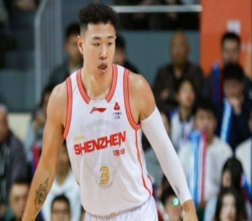 在如今CBA前三節(jié)是雙外援的情況下賀希寧的表現(xiàn)更凸顯了他的價(jià)值