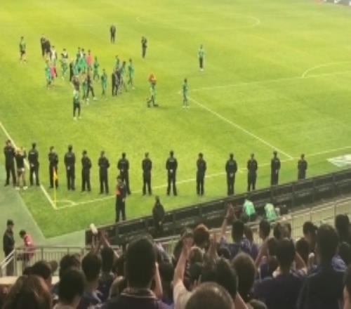 賽后謝場國安路過天津球迷看臺，天津球迷鼓掌送上“國安加油”