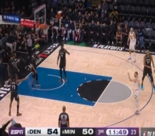 沒辦法！下半場道蘇姆和康利頂替受傷的愛德華茲和迪文岑佐出戰(zhàn)