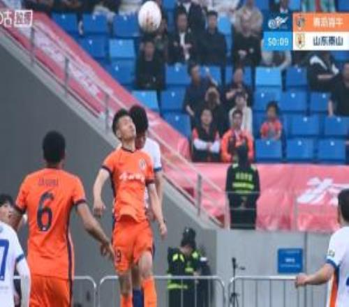 宋文杰与彭啸争抢头球时头碰头，随即被换下