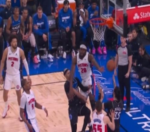 保留節(jié)目！斯圖爾特當(dāng)頭一棒重?fù)羲_格斯面部被吹一級(jí)惡意犯規(guī)